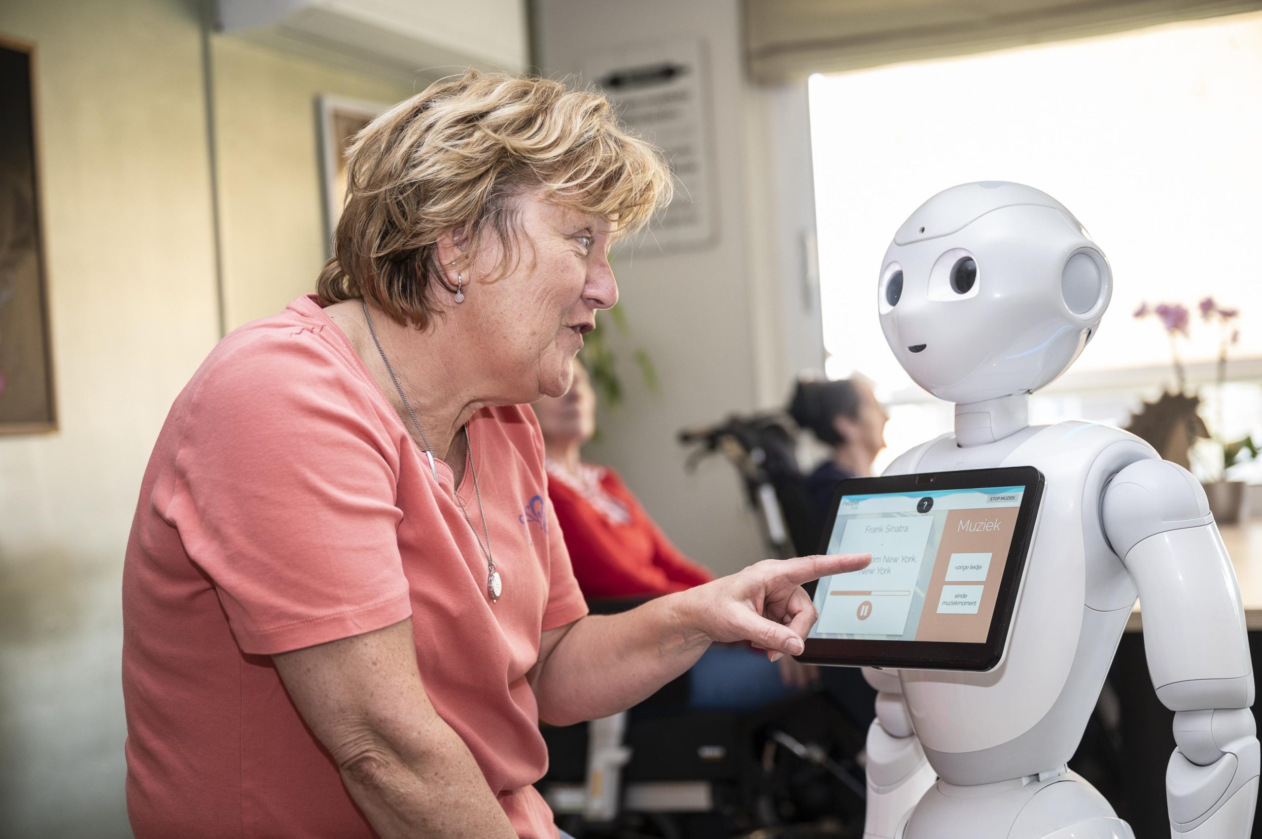 Zorgrobot gaat verpleegkundigen helpen in verzorgingshuis: ‘Wimpie is onvermoeibaar’